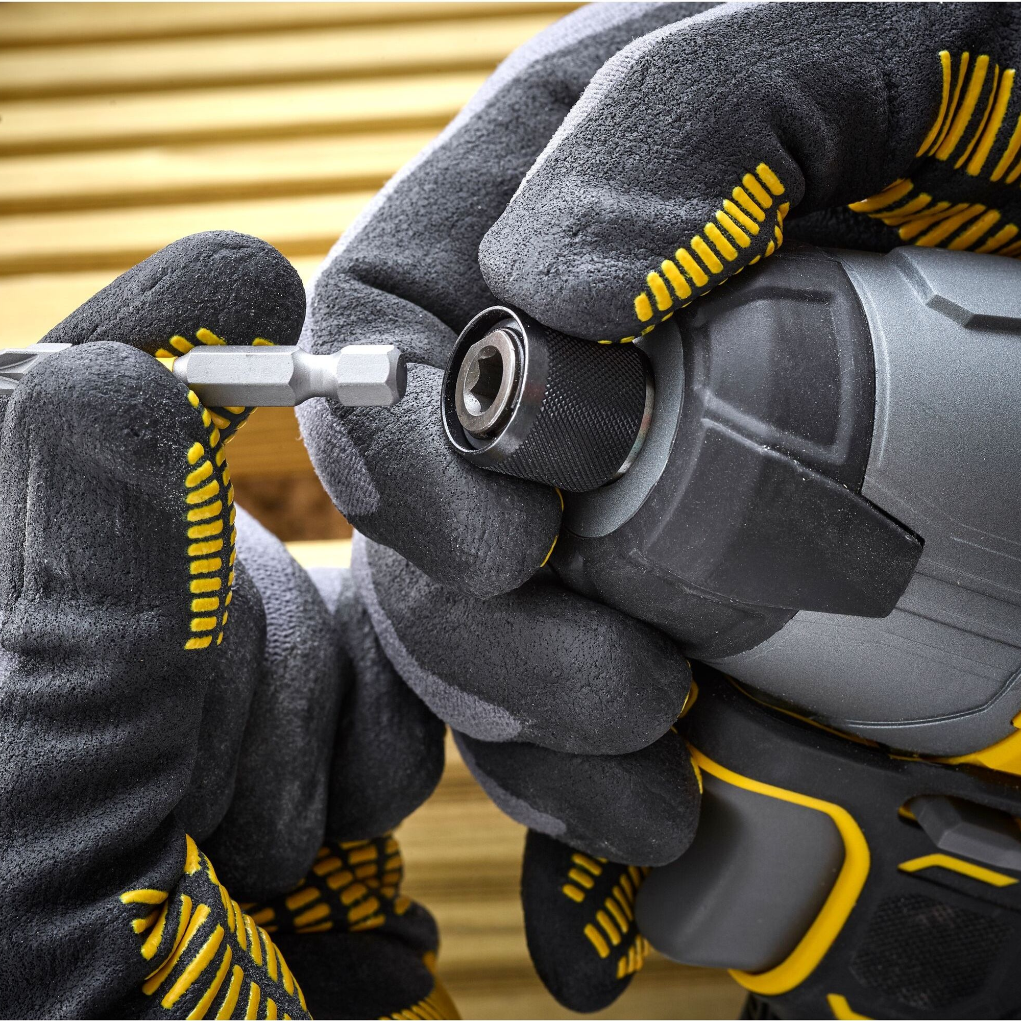 Avvitatore a Impulsi Stanley FatMax SFMCF800C2K-QW 18V 1.5Ah